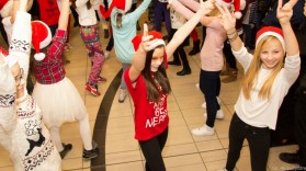 Mikołajkowy Flash Mob w Alfa Centrum